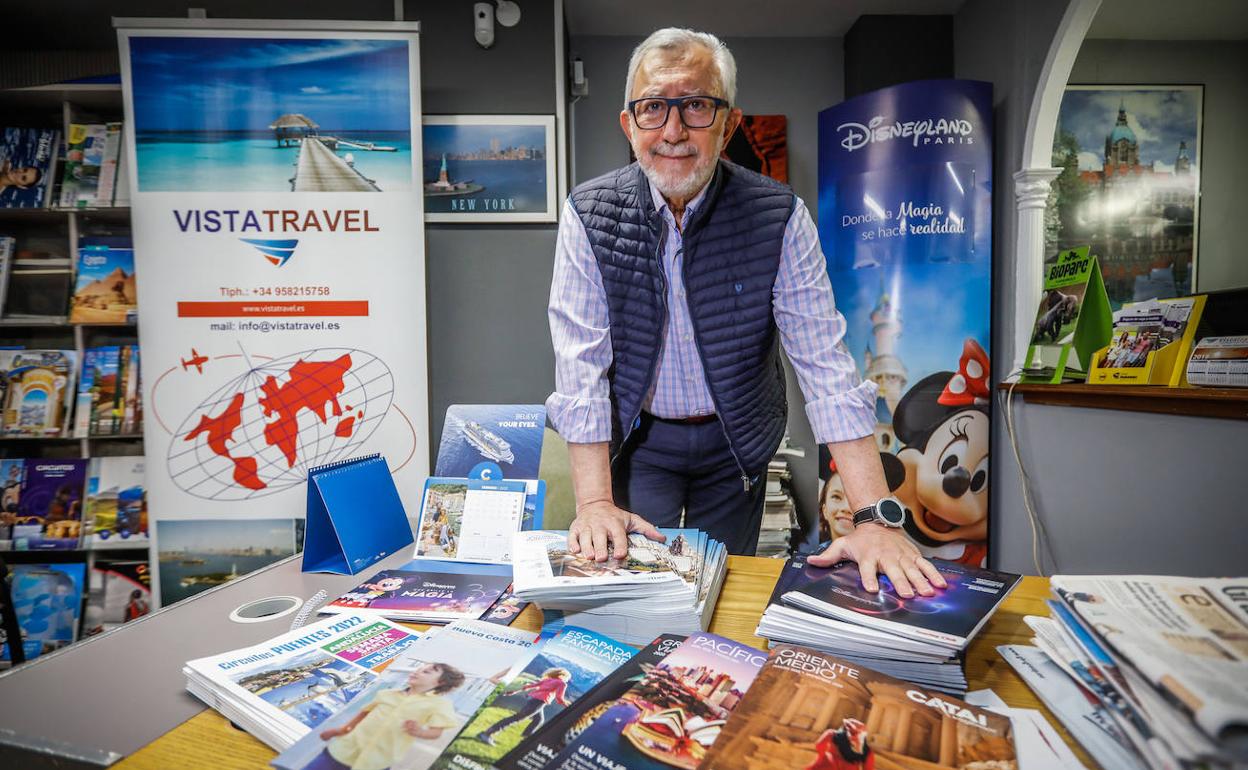 Ángel García posa para IDEAL en su agencia de viajesel pasado miércoles. 