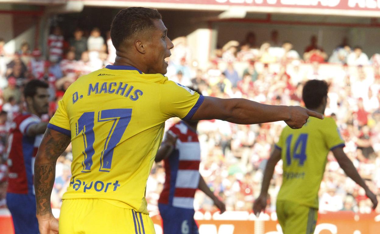 Machís, con la camiseta del Cádiz, jugando en Los Cármenes contra el Granada. 