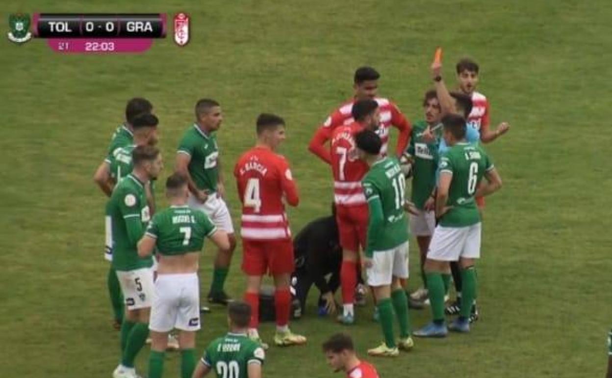 Momento en el que el árbitro expulsa con roja directa al rojiblanco Camarda. 