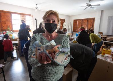 Imagen secundaria 1 - Los voluntarios trabajan y agradecen la colaboración.