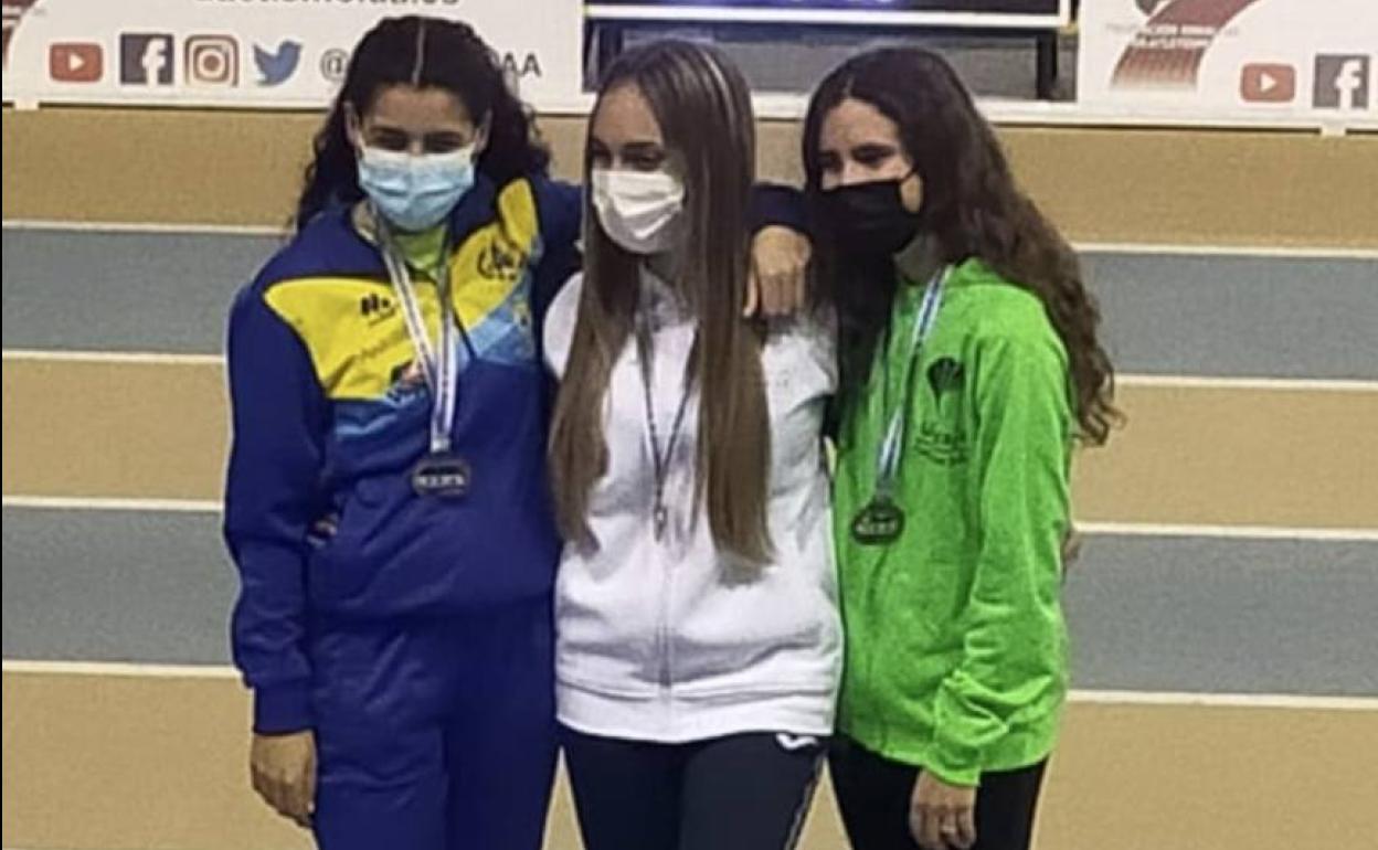 Las granadinas Andrea de la Rosa, en el centro, y Lucía Abril, a la derecha, en el podio de 400 metros lisos. 