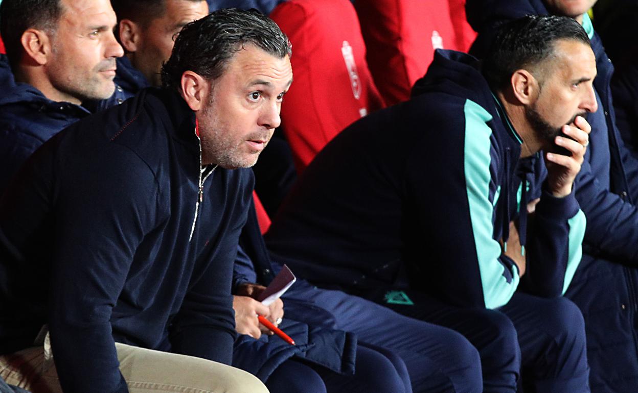 Sergio González, en el banquillo de Los Cármenes. 