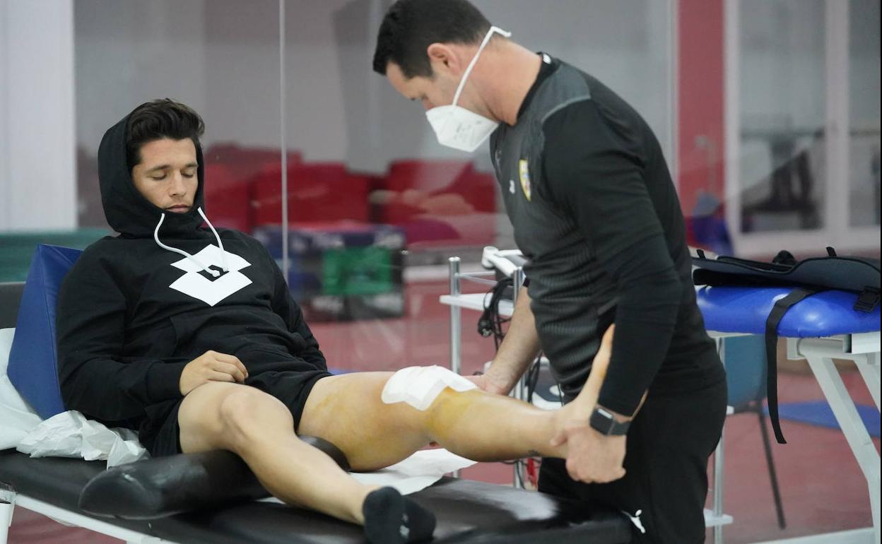 Juanjo Nieto es observado por Cid Andrade, responsable de los fisioterapeutas del club. 