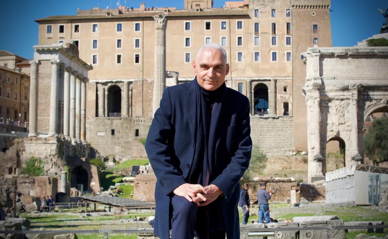 Andrea Frediani, autor de 'La sombra de Julio César, con el Foro Romano a su espalda. 