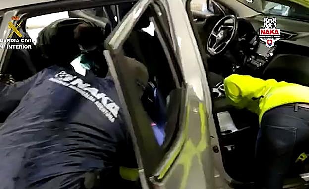 Detenido en Eslovaquia un traficante residente en Granada que pretendía comprar armas de guerra