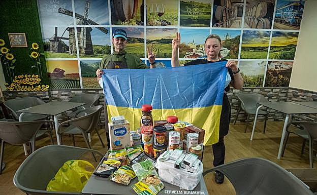 Imagen principal - Casa Valentina ha abierto las puertas de su cafetería para recibir alimentos, medicina y ropa. En el salón parroquial del Zaidín la actividad es incesante.