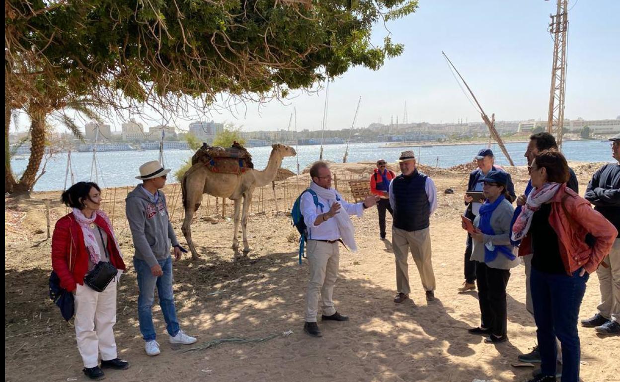 Imagen de la visita a las tumbas donde trabaja la Universidad de Jaén. 