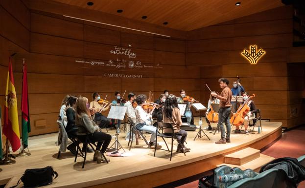 La Camerata está formada por ex alumnos del Conservatorio. 