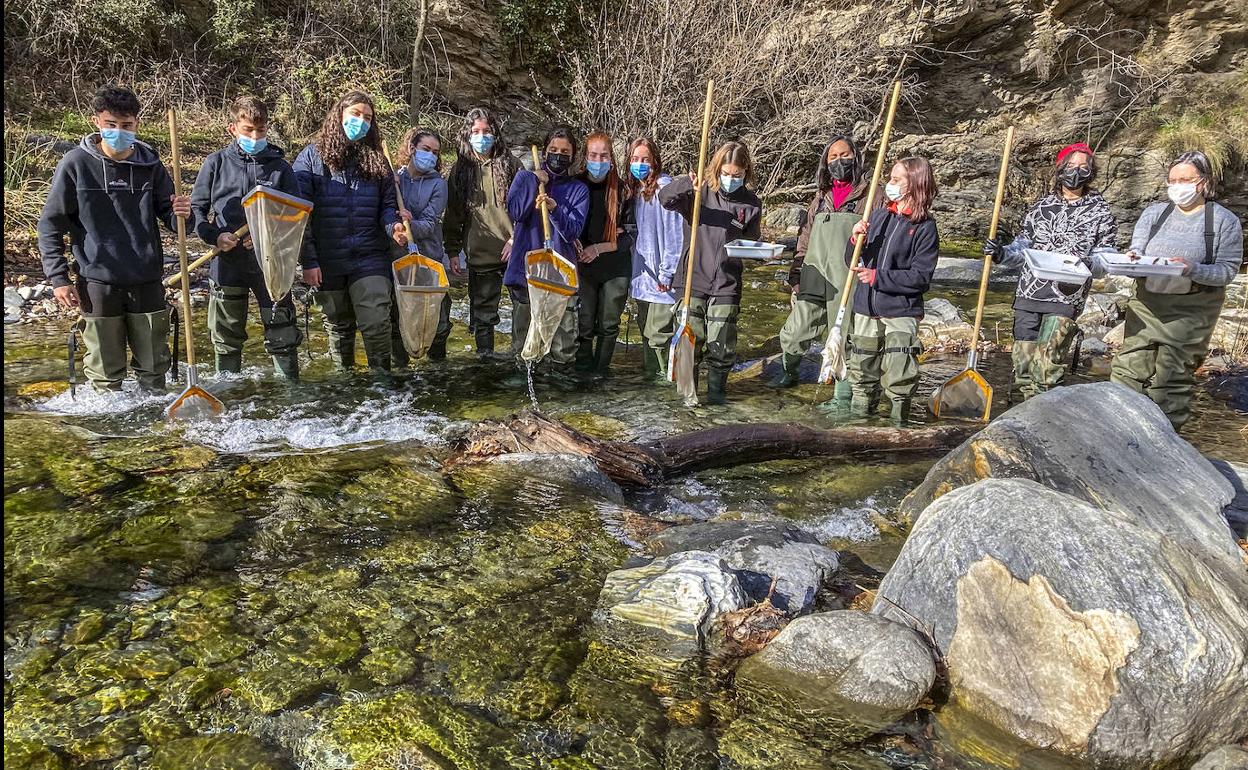 Estudiantes del IES Albayzín toman muestras en el río Genil