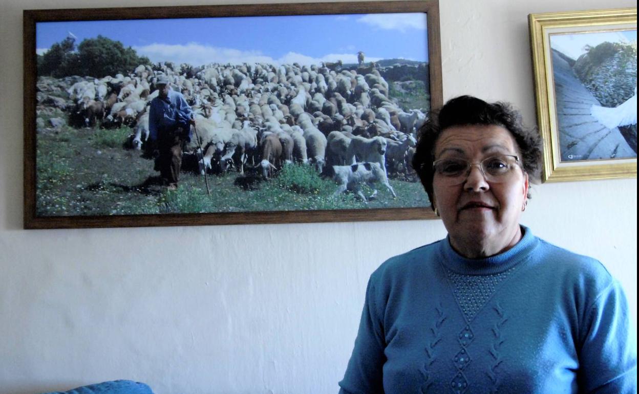 María Dolores Valdearenas en su casa de Mecina