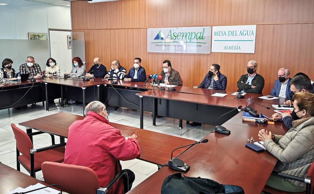Reunión de los miembros de la Mesa del Agua de Almería. 