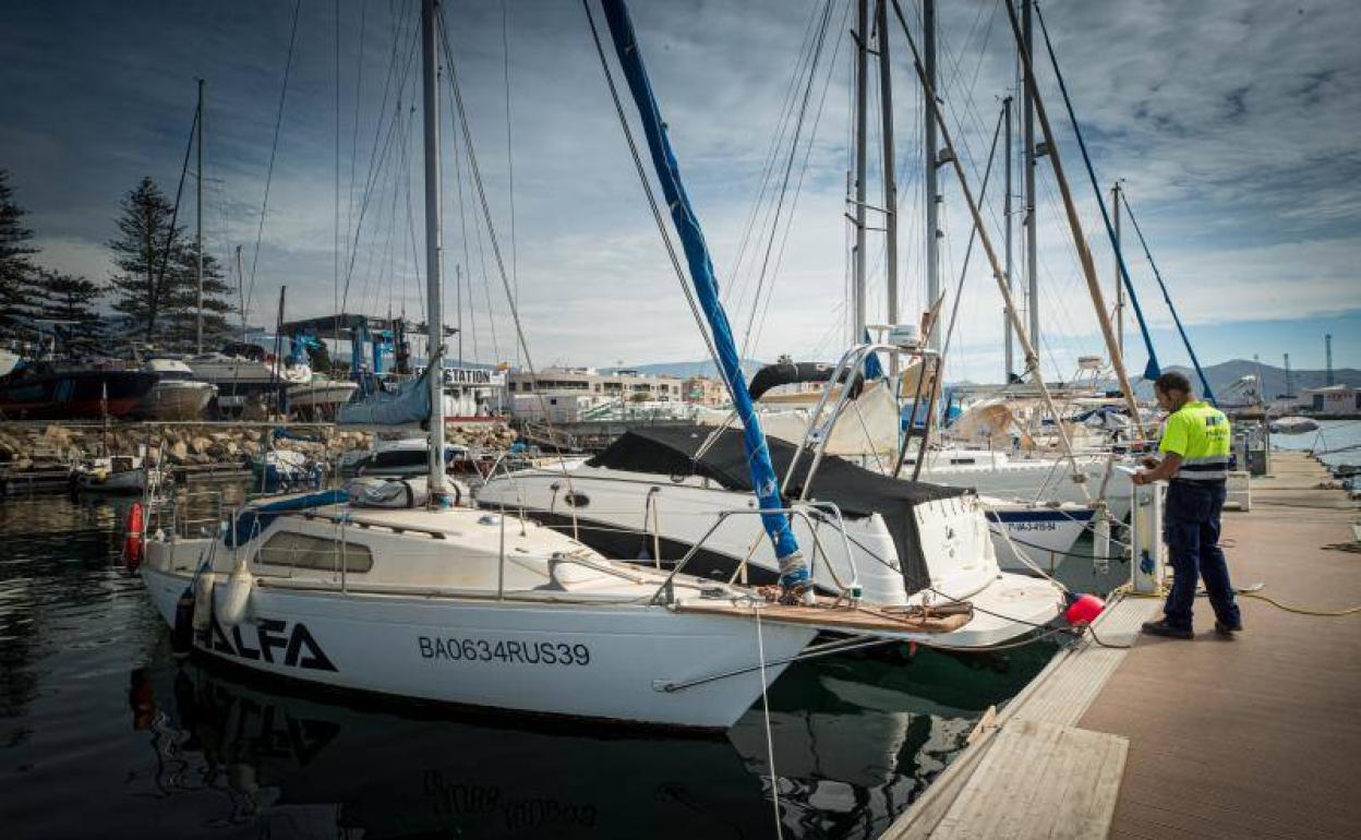 Operario de Marina Motril toma registro de los barcos. 