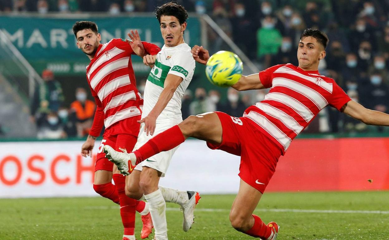 Torrente despeja un envío hacia Pere Milla en el partido de la primera vuelta. 