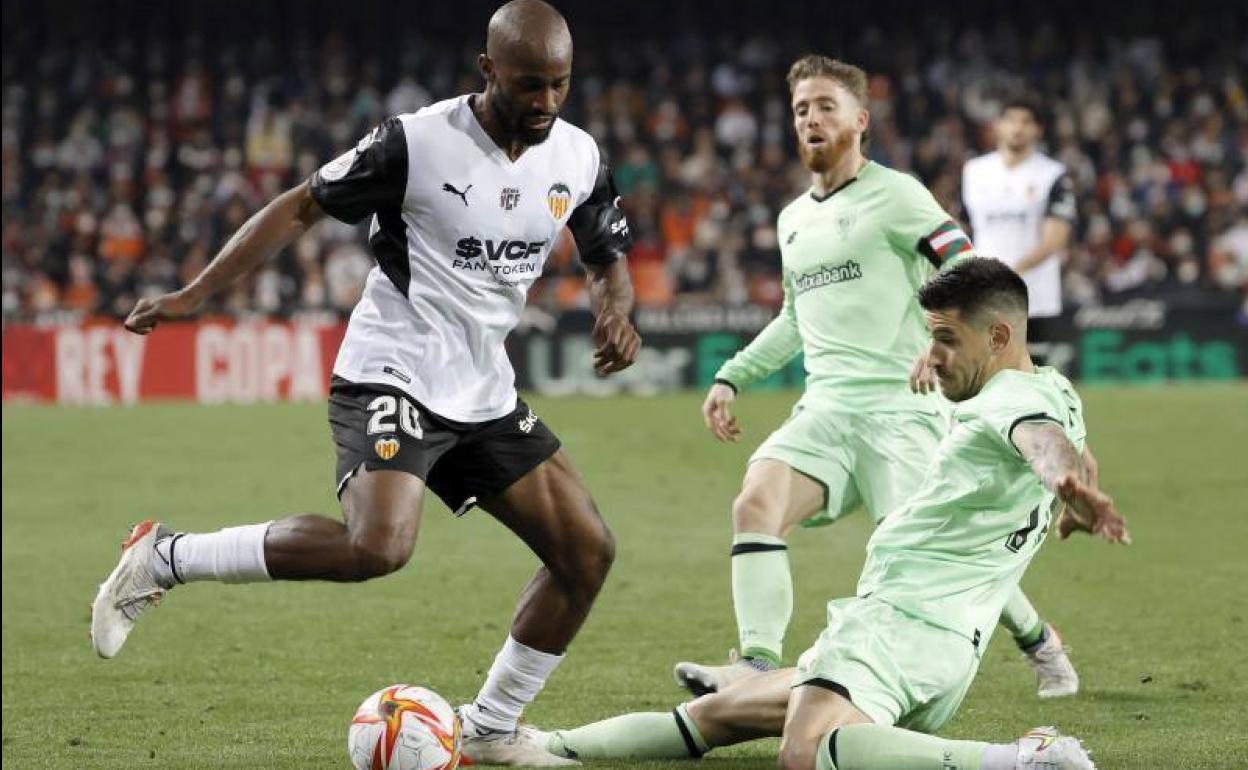 Foulquier supera a Yuri en el partido de Copa en Mestalla. 