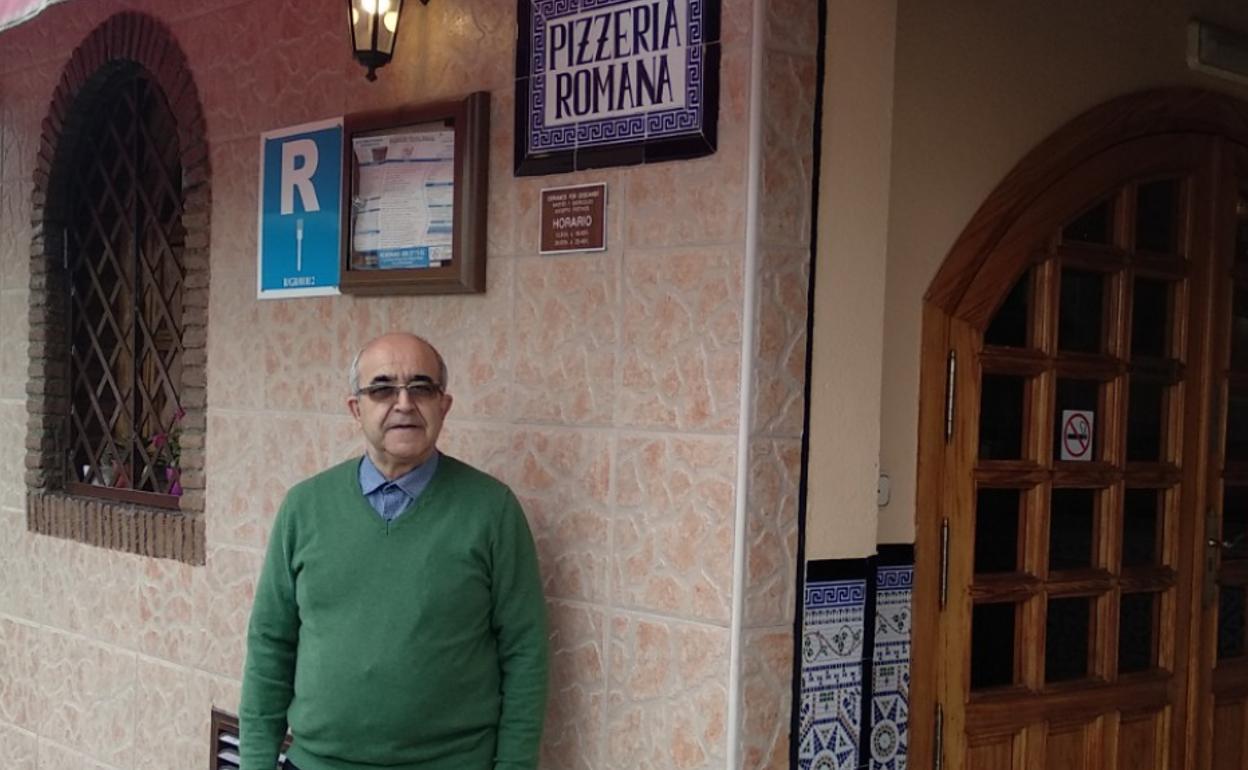 Juan junto a la puerta de su pizzería en la Chana.