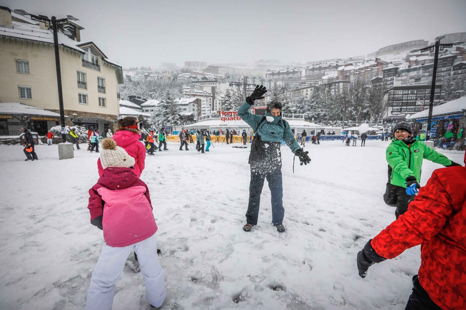 La copiosa nevada en la estación ha dejado estampas muy invernales y esperadas