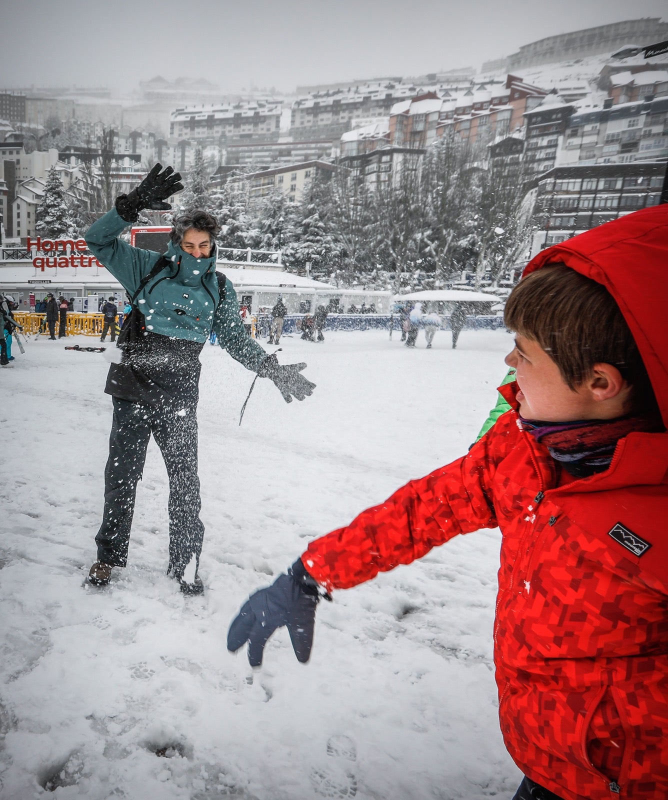 La copiosa nevada en la estación ha dejado estampas muy invernales y esperadas