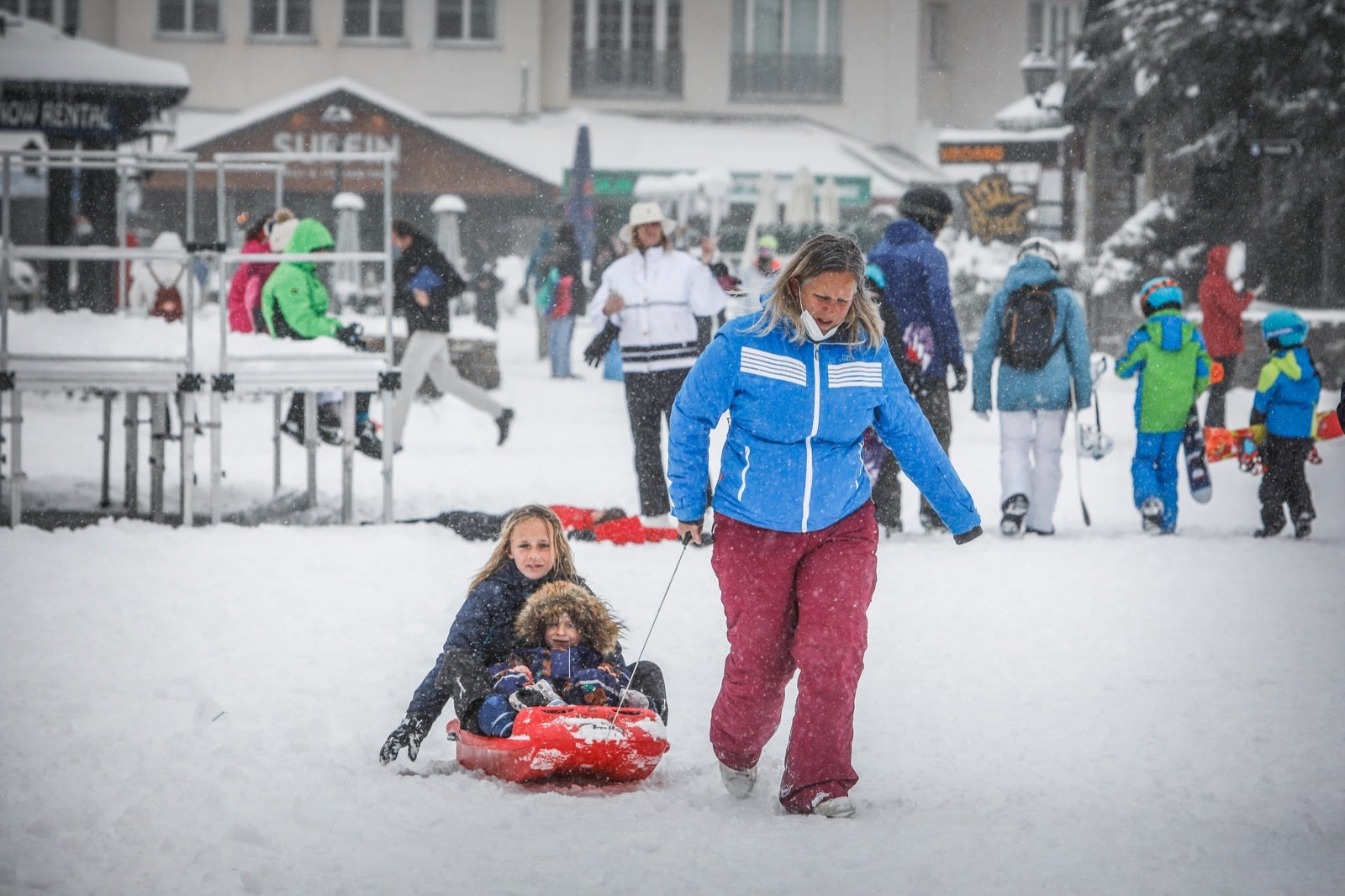 La copiosa nevada en la estación ha dejado estampas muy invernales y esperadas