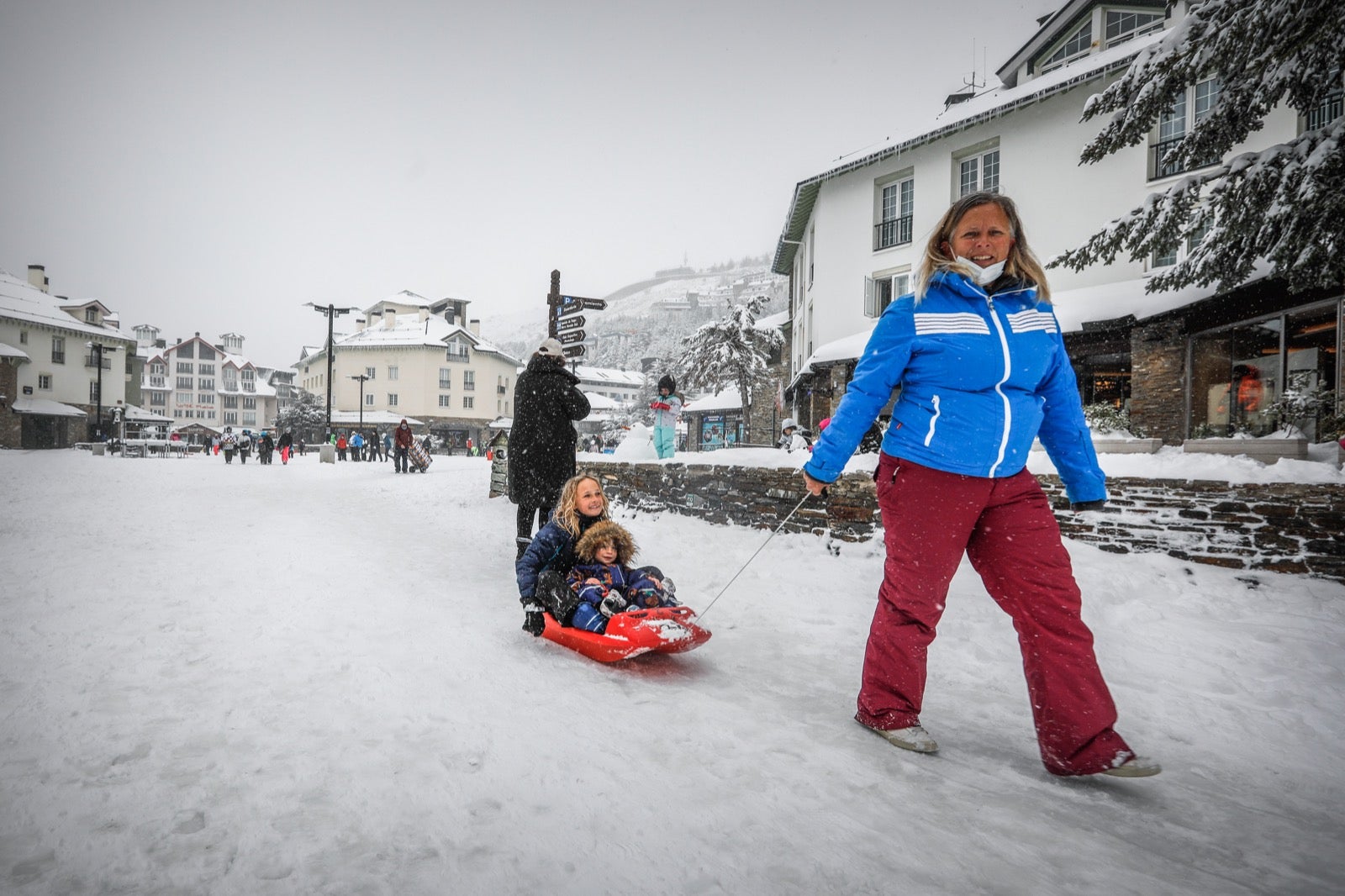 La copiosa nevada en la estación ha dejado estampas muy invernales y esperadas