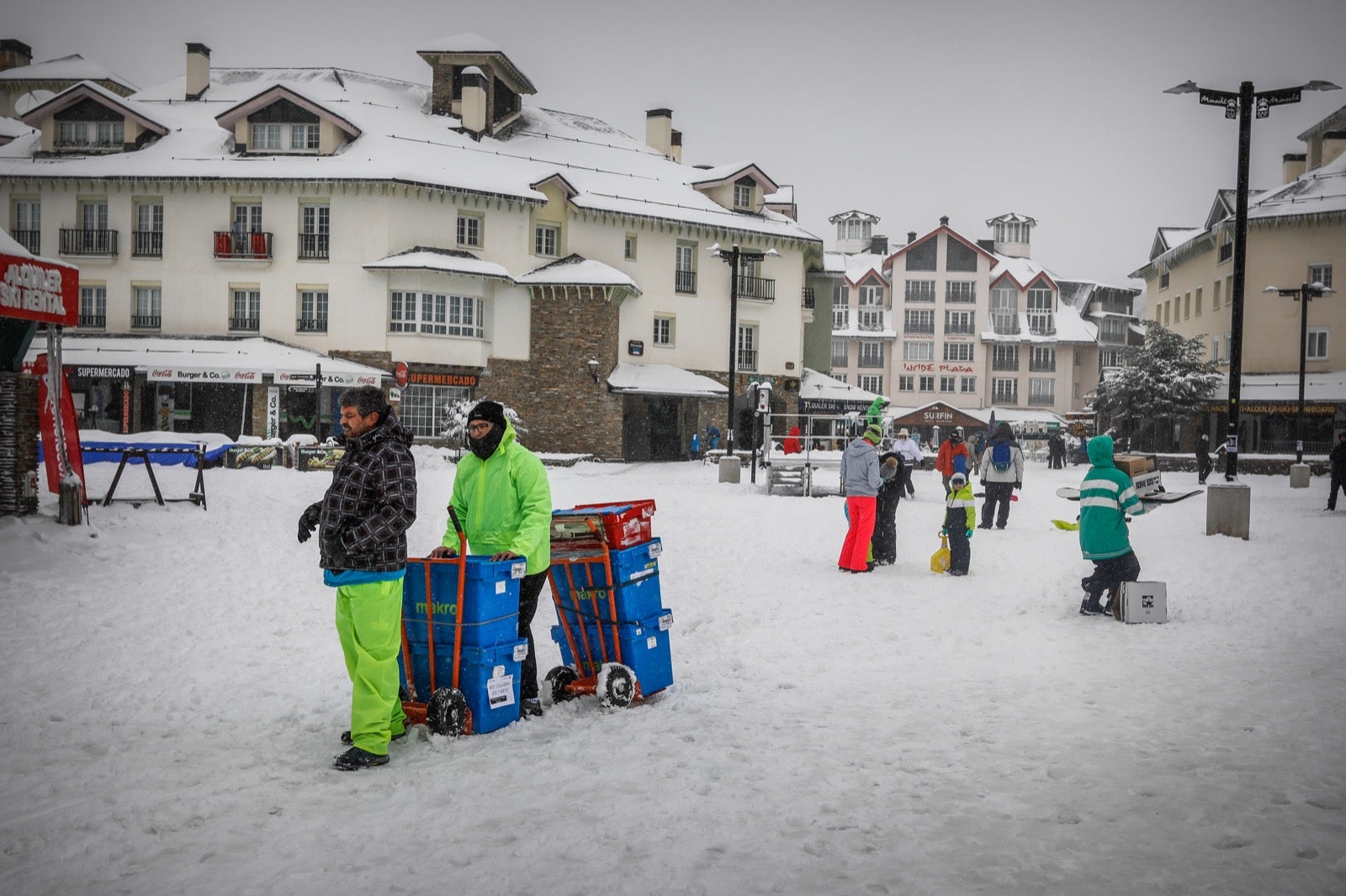 La copiosa nevada en la estación ha dejado estampas muy invernales y esperadas