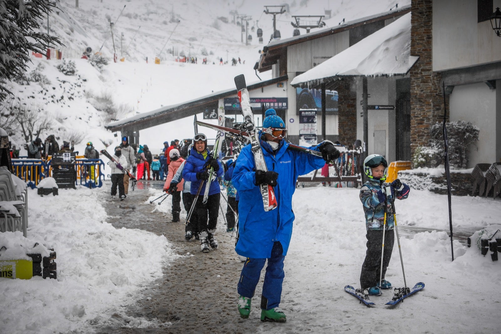 La copiosa nevada en la estación ha dejado estampas muy invernales y esperadas