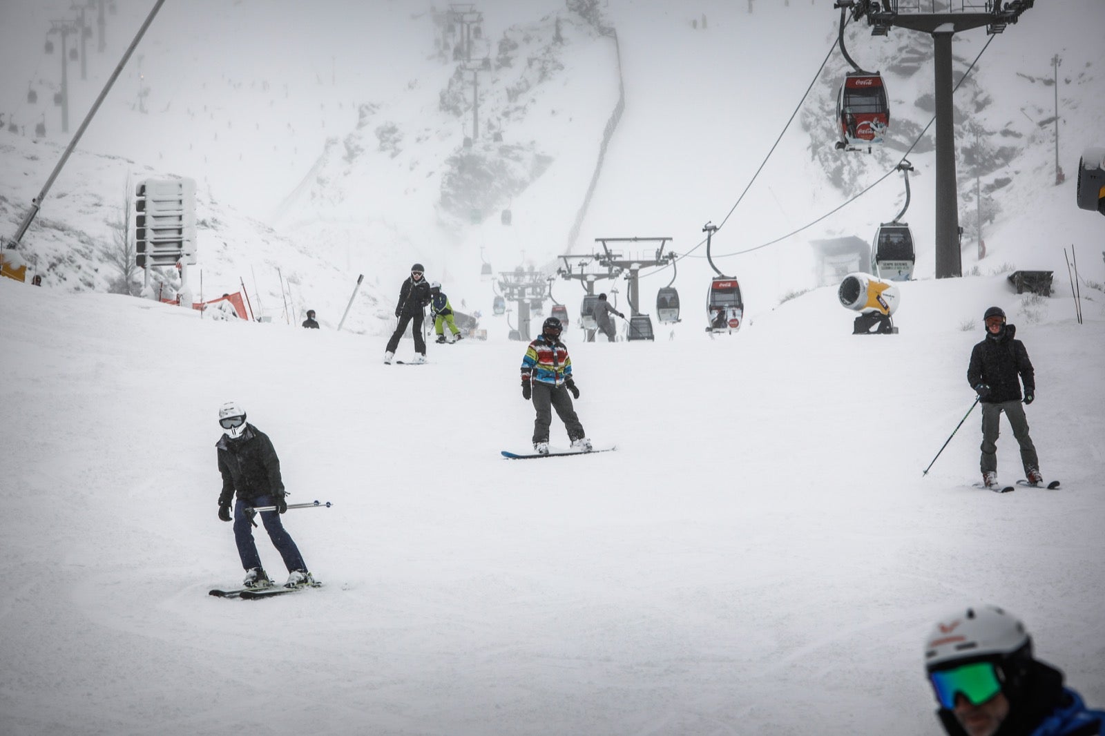 La copiosa nevada en la estación ha dejado estampas muy invernales y esperadas