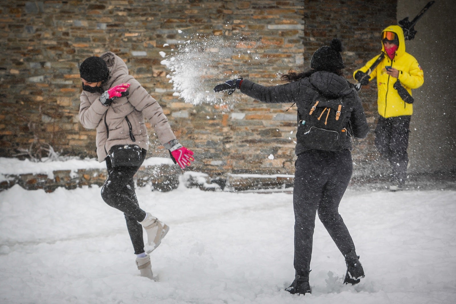La copiosa nevada en la estación ha dejado estampas muy invernales y esperadas