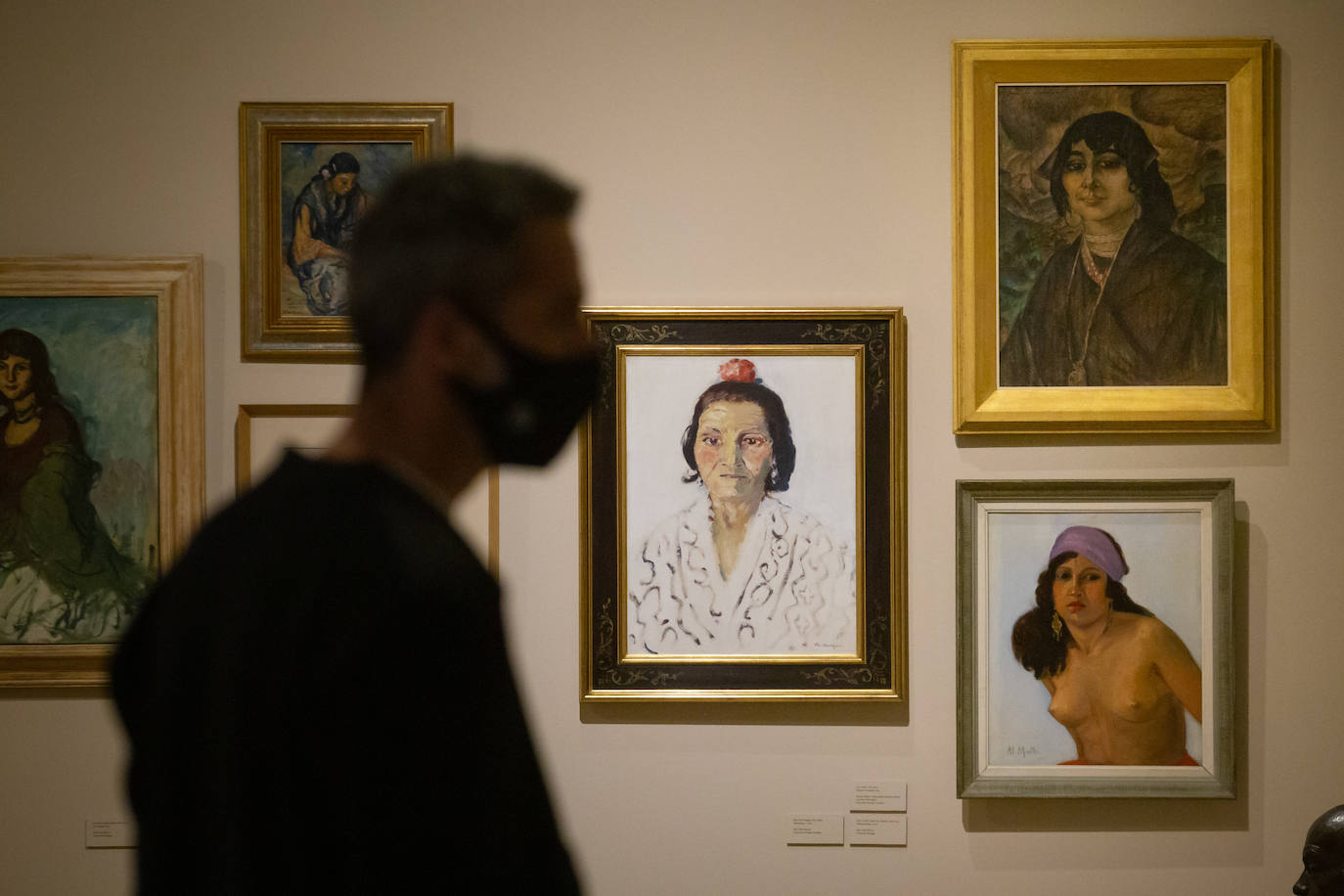 La UGR inaugura una exposición con un centenar de obras que reflejan la pasión por el mundo gitano del pintor vasco, uno de los artífices del Concurso de Cante Jondo de 1922