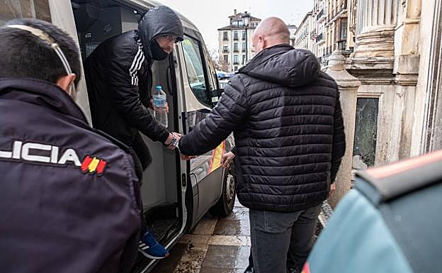 Trece años de cárcel para tres narcos sorprendidos con un Kalashnikov y 250 kilos de droga en Otura y Padul 