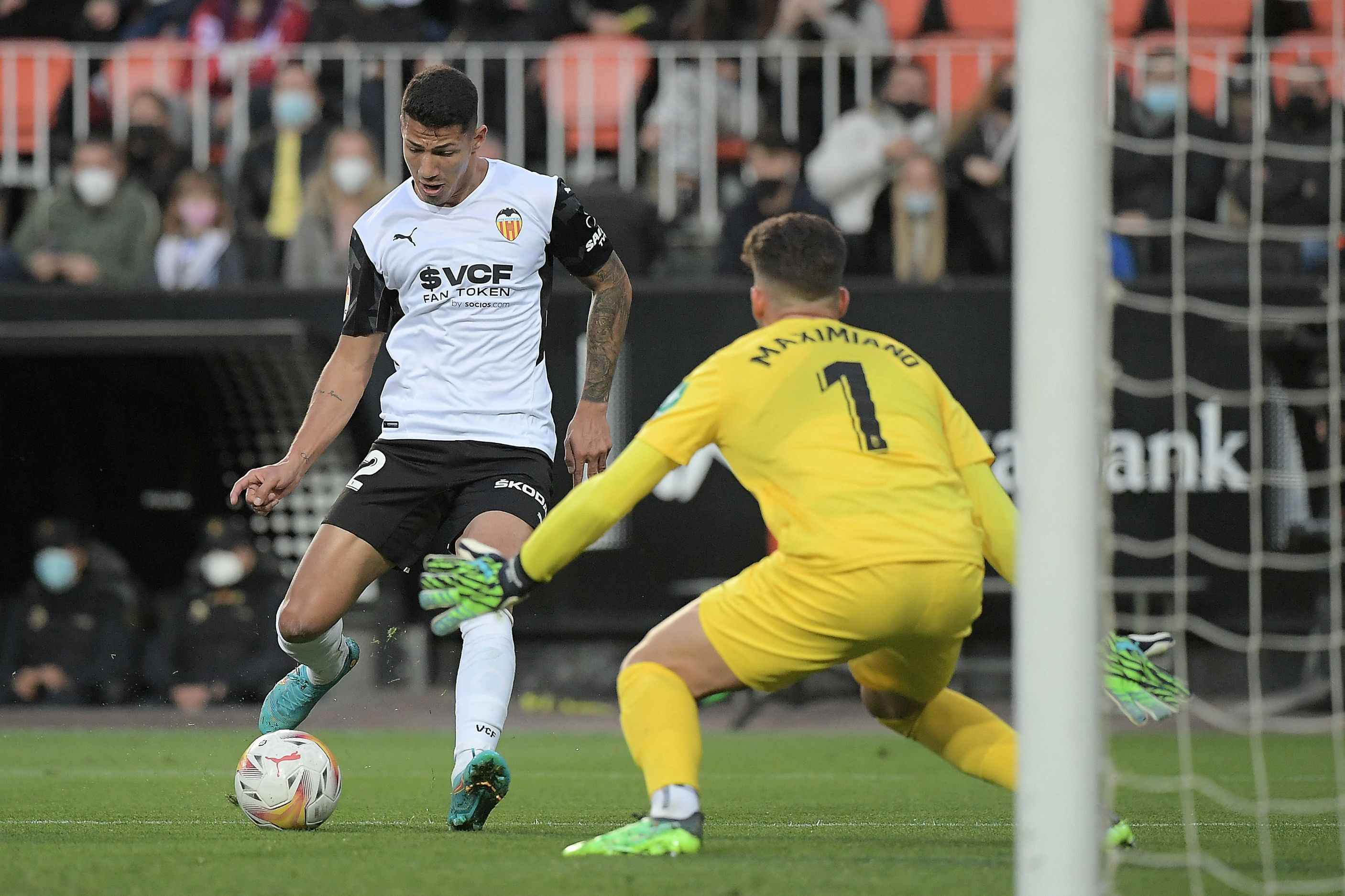 Luis Milla pugna por un babón aéreo.