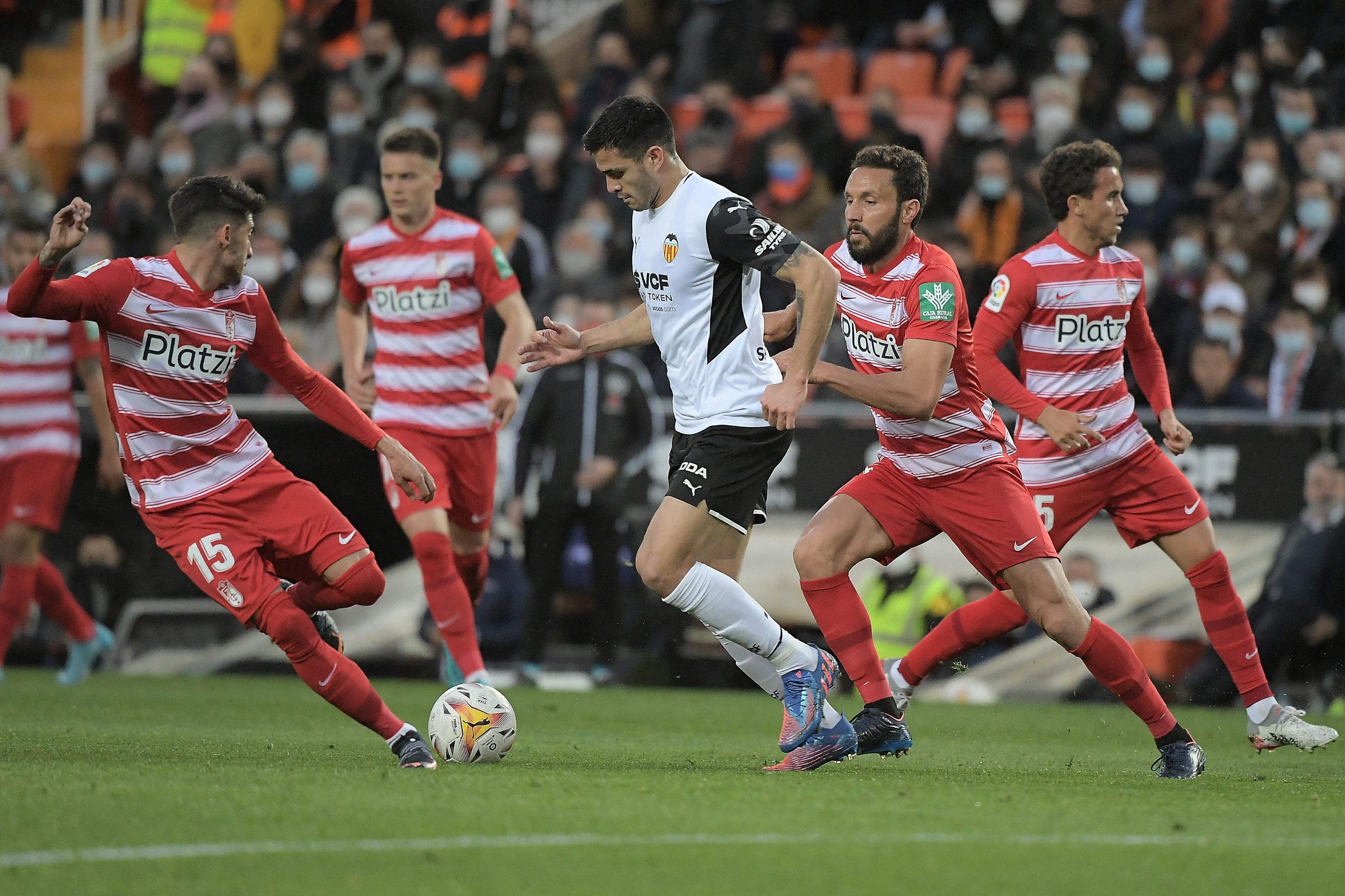Luis Milla pugna por un babón aéreo.