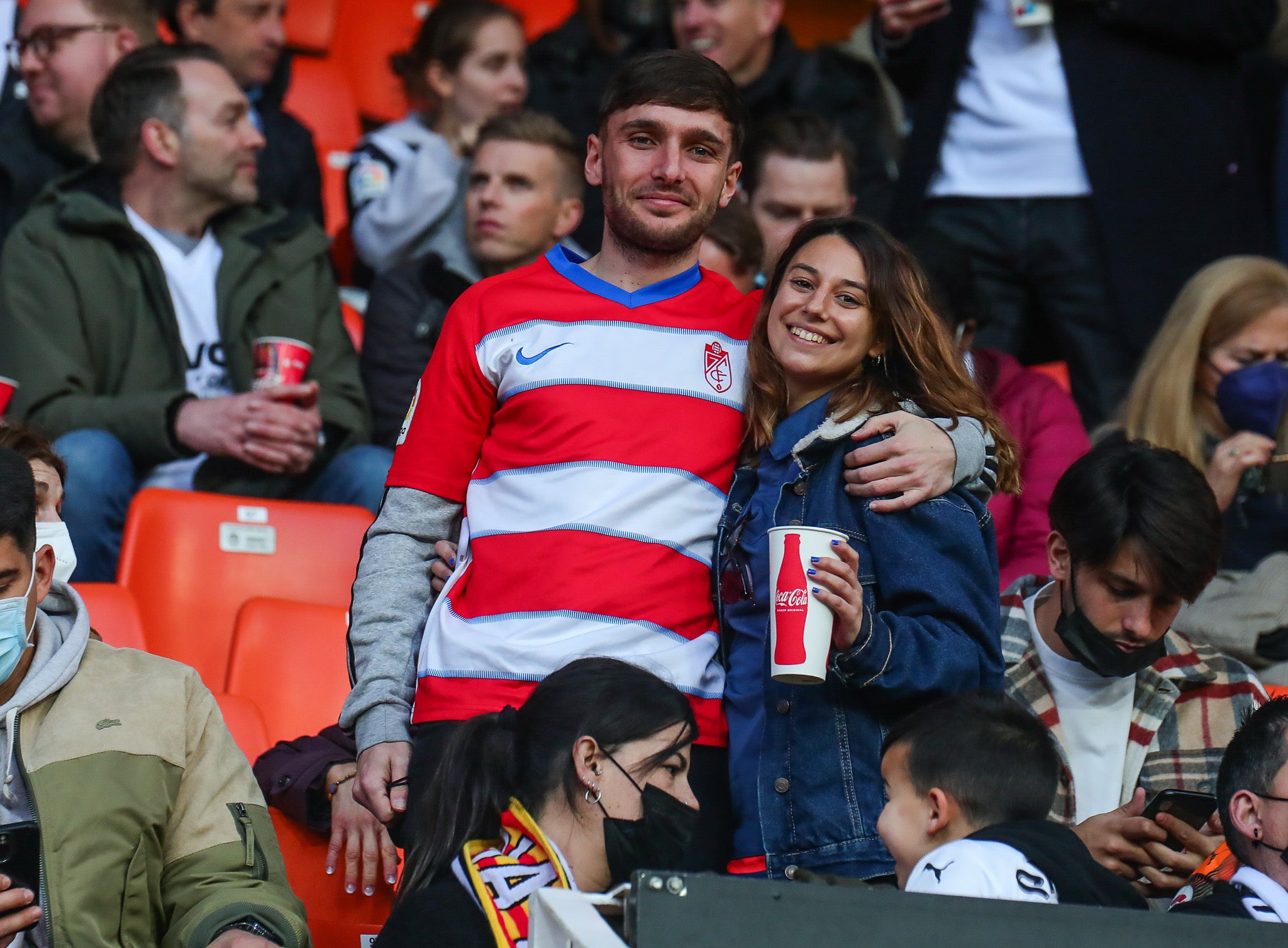 Luis Milla pugna por un babón aéreo.