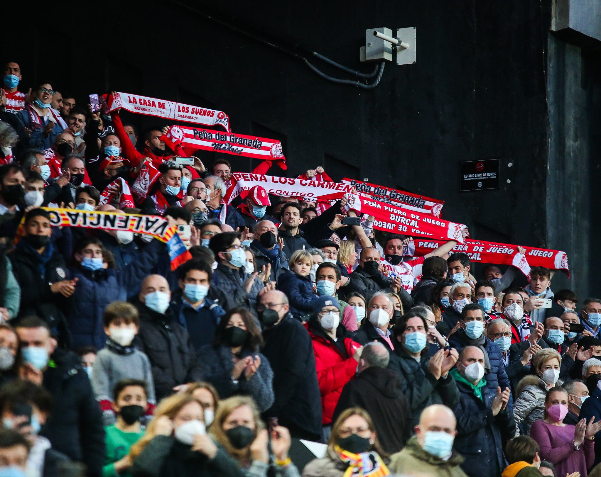 Luis Milla pugna por un babón aéreo.