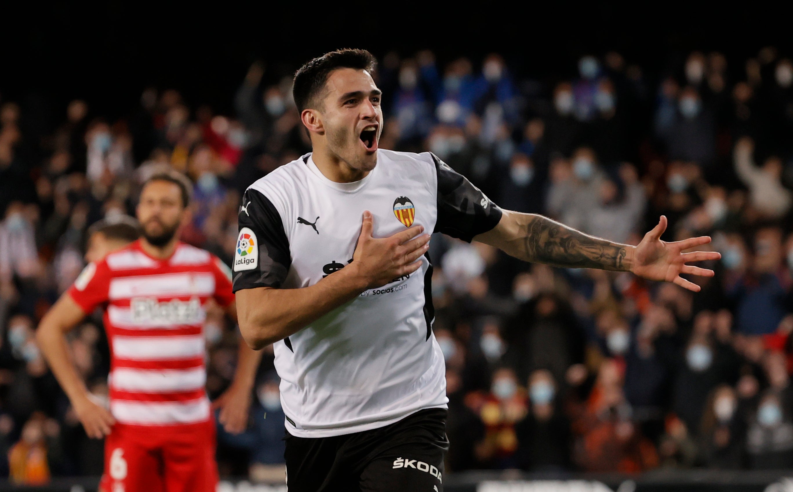 Luis Milla pugna por un babón aéreo.