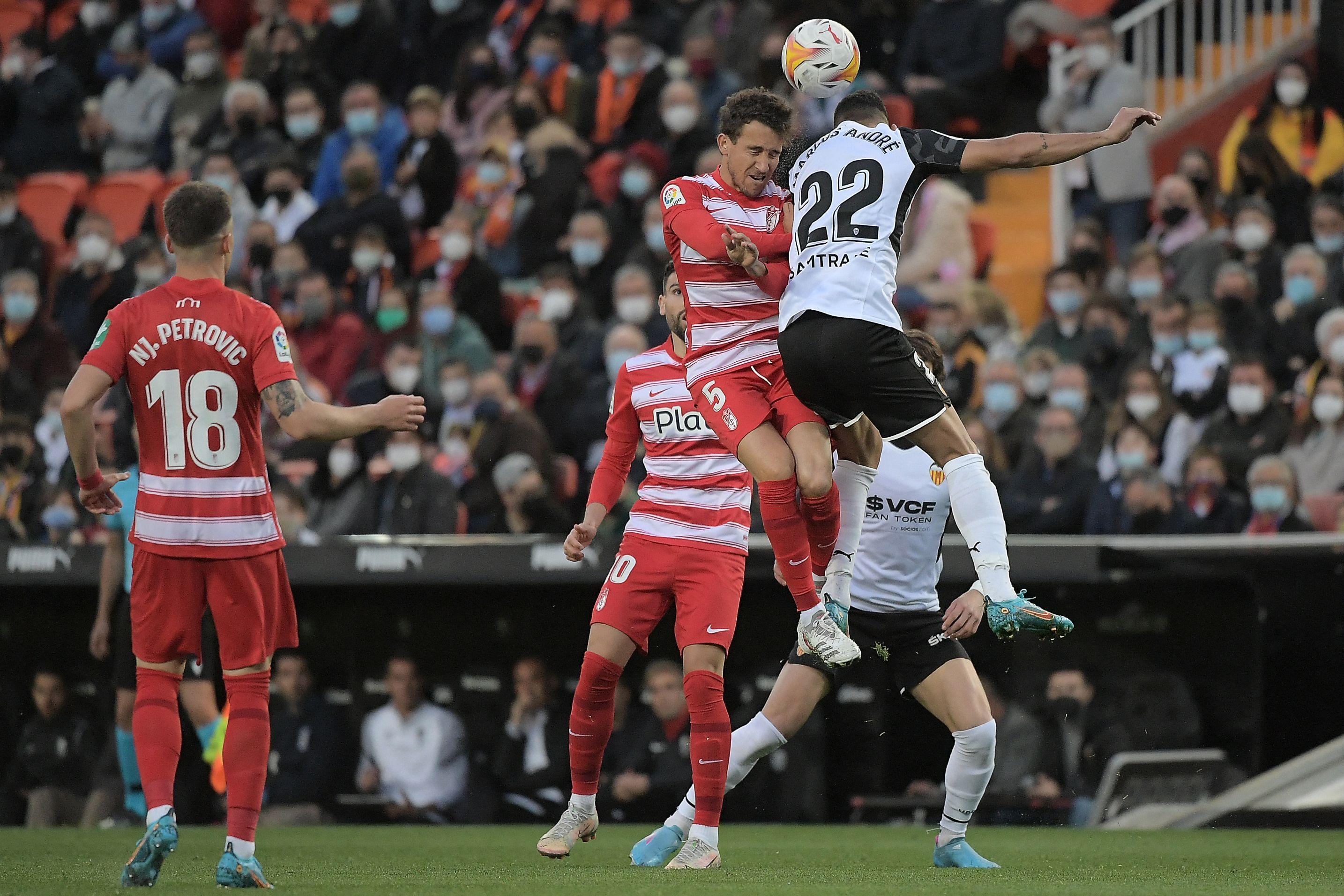 Luis Milla pugna por un babón aéreo.