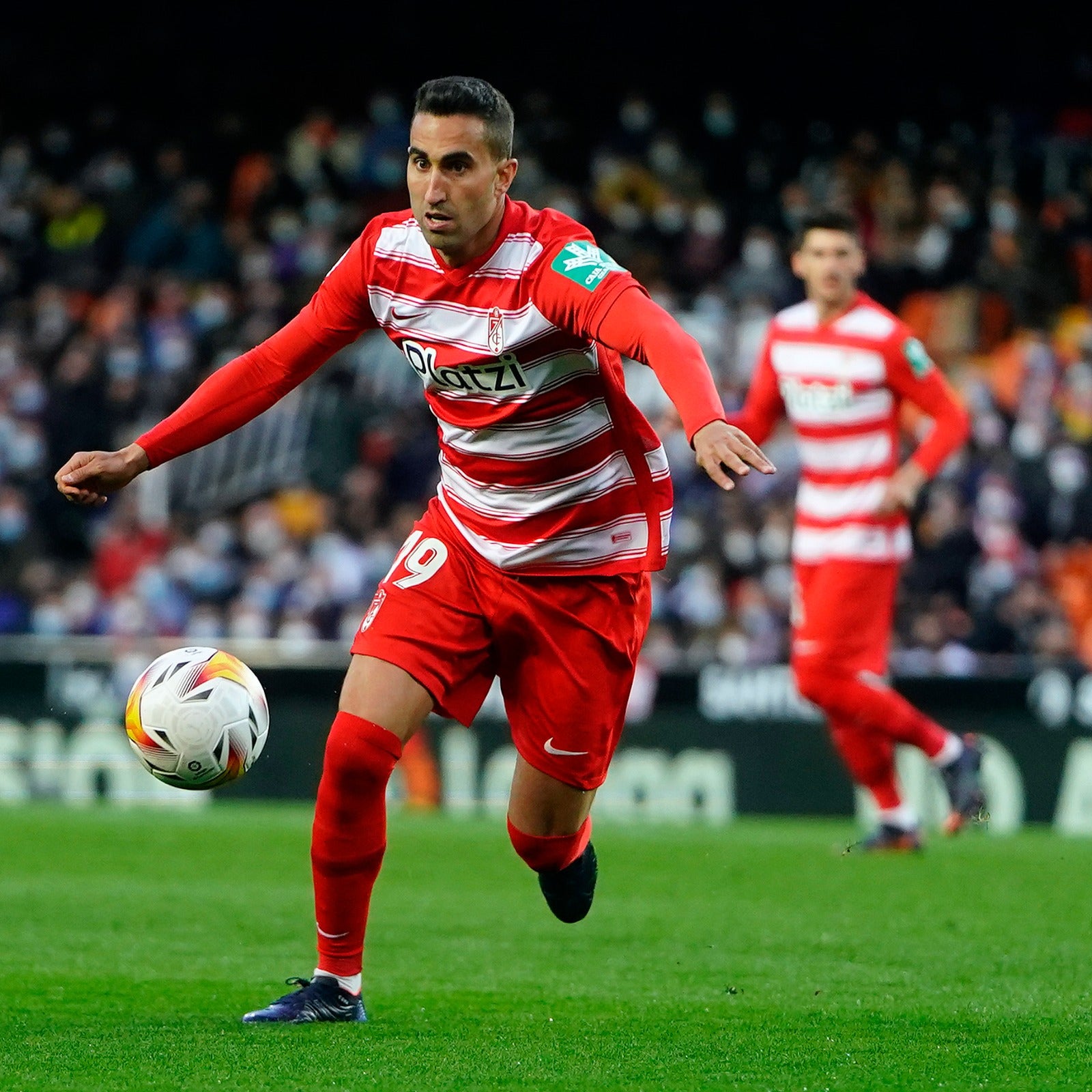 Luis Milla pugna por un babón aéreo.