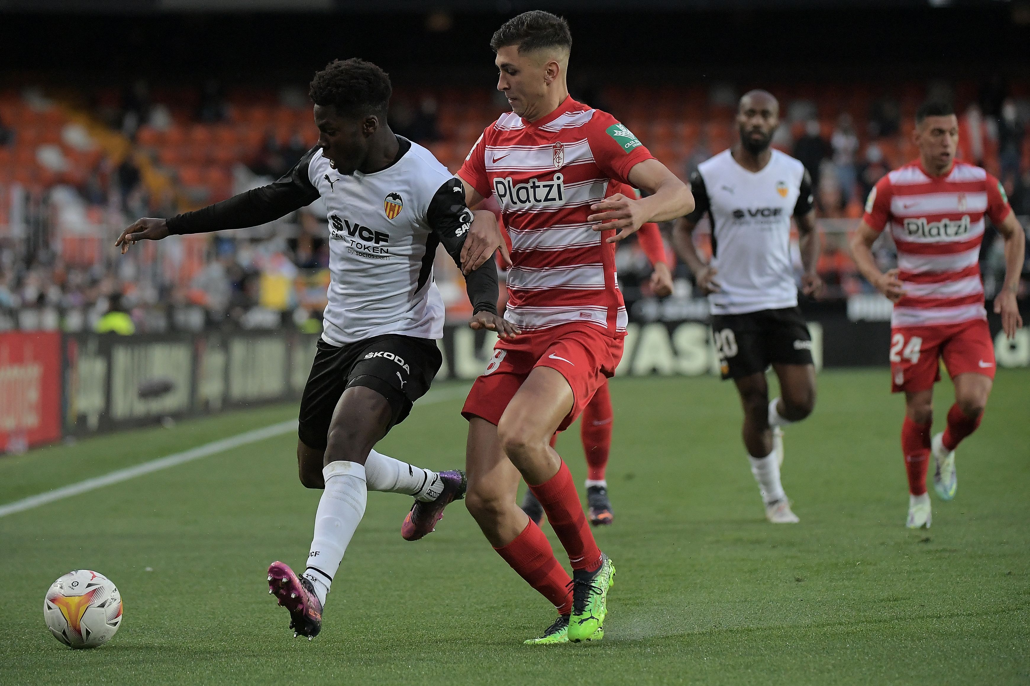 Luis Milla pugna por un babón aéreo.