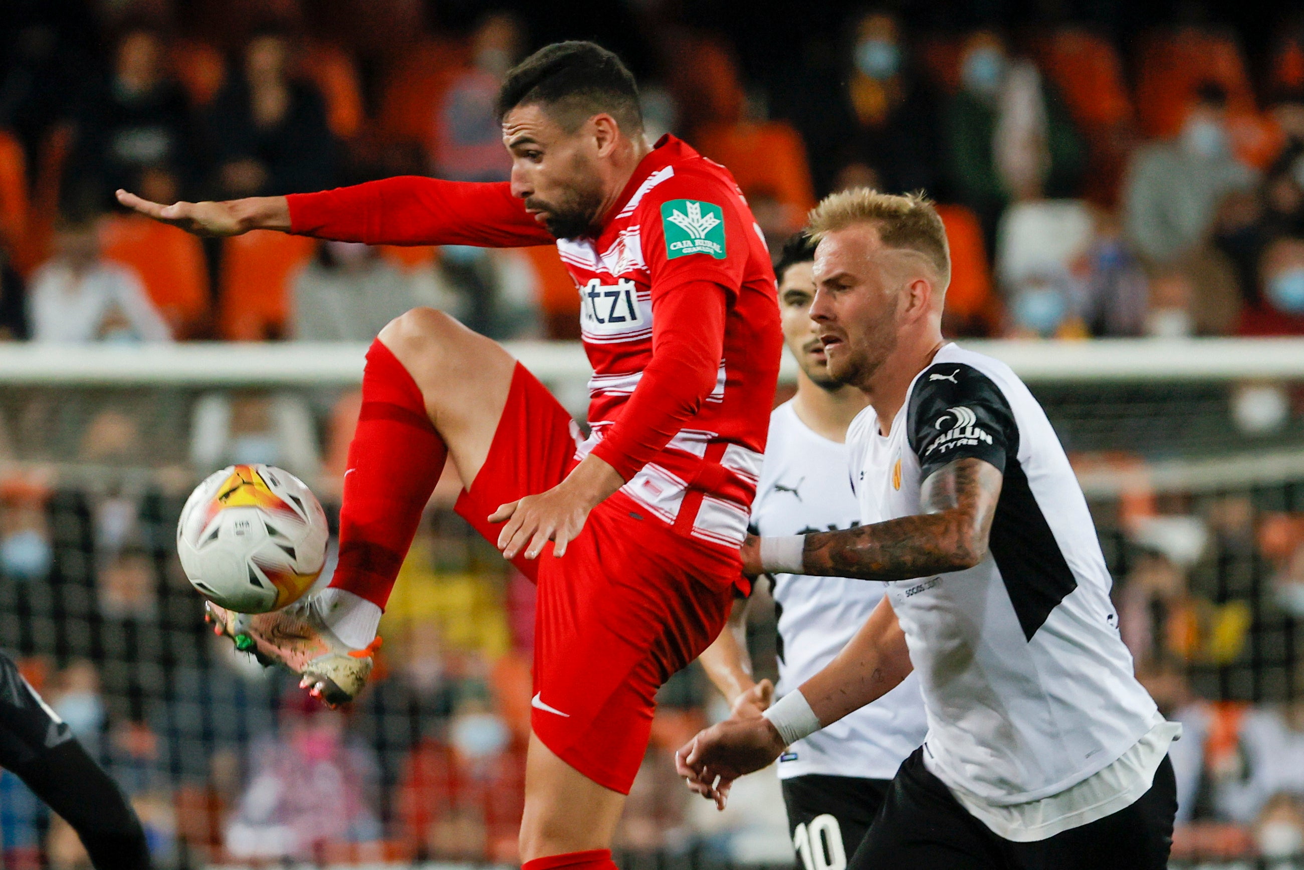 Luis Milla pugna por un babón aéreo.