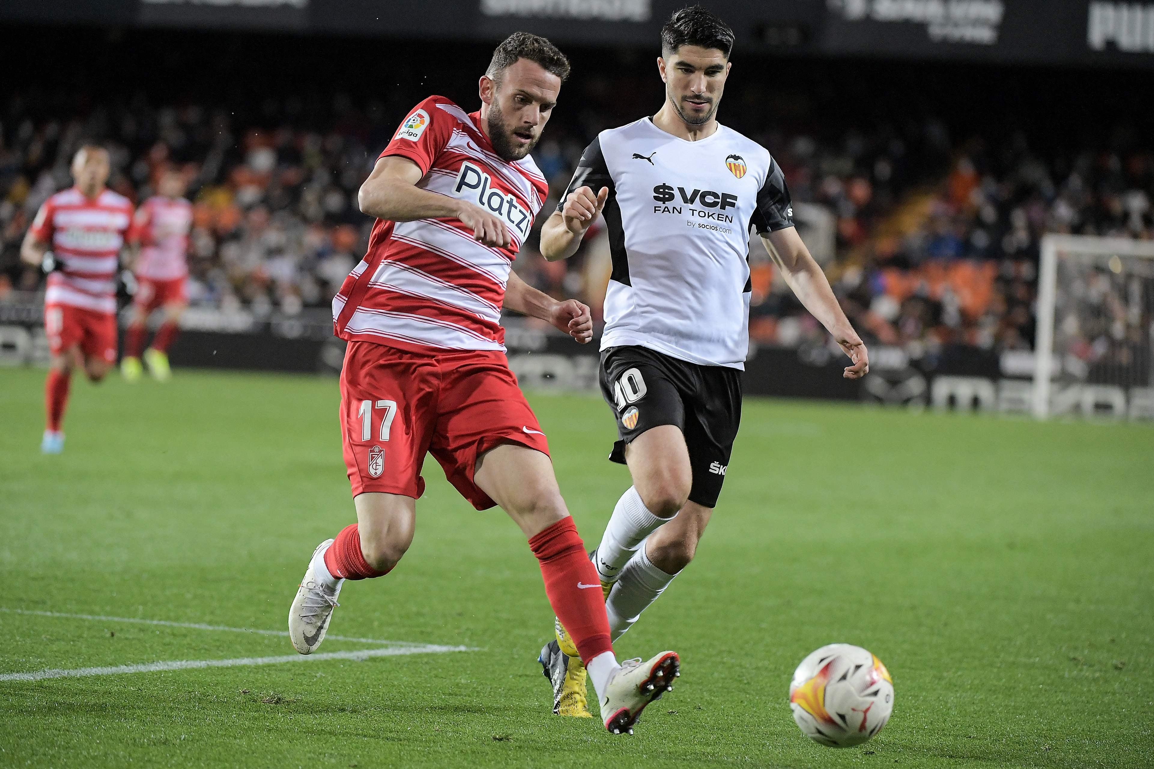 Luis Milla pugna por un babón aéreo.