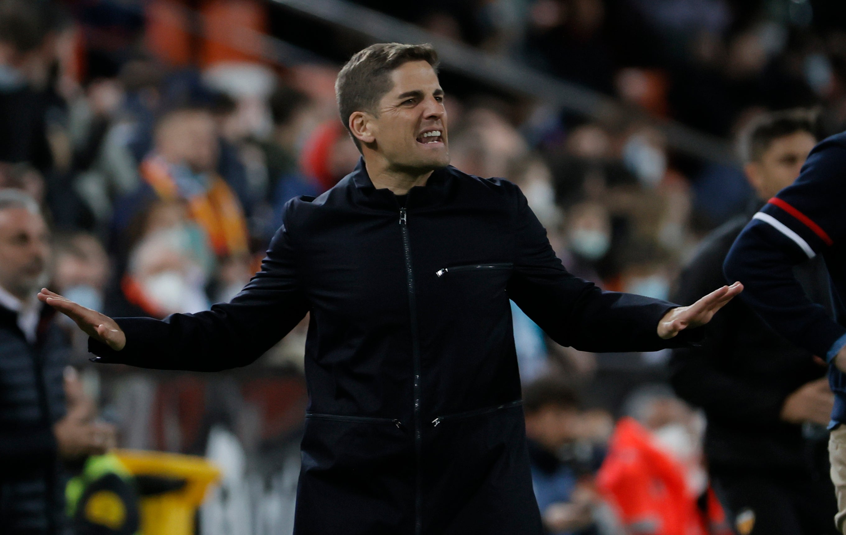 Luis Milla pugna por un babón aéreo.