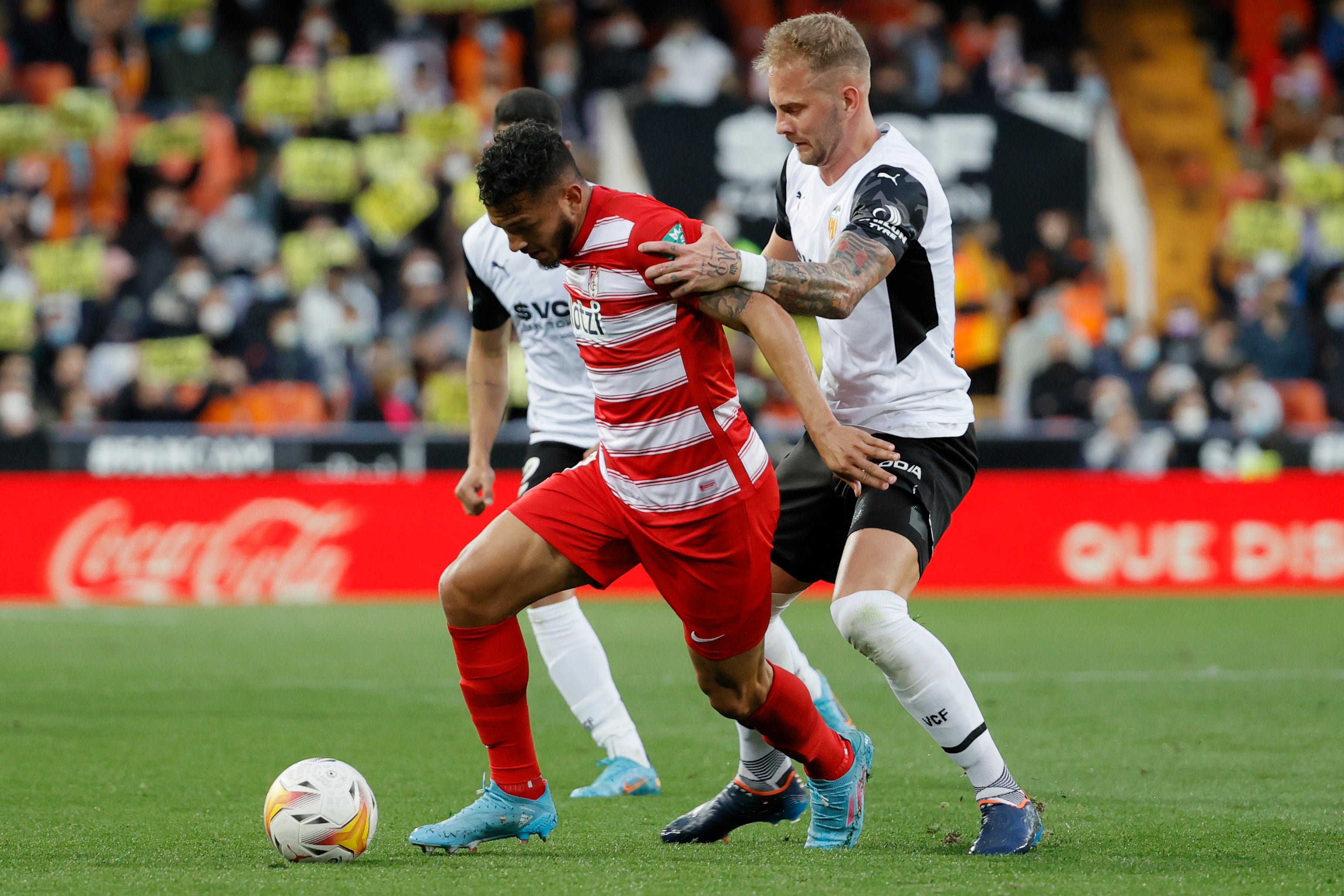 Luis Milla pugna por un babón aéreo.