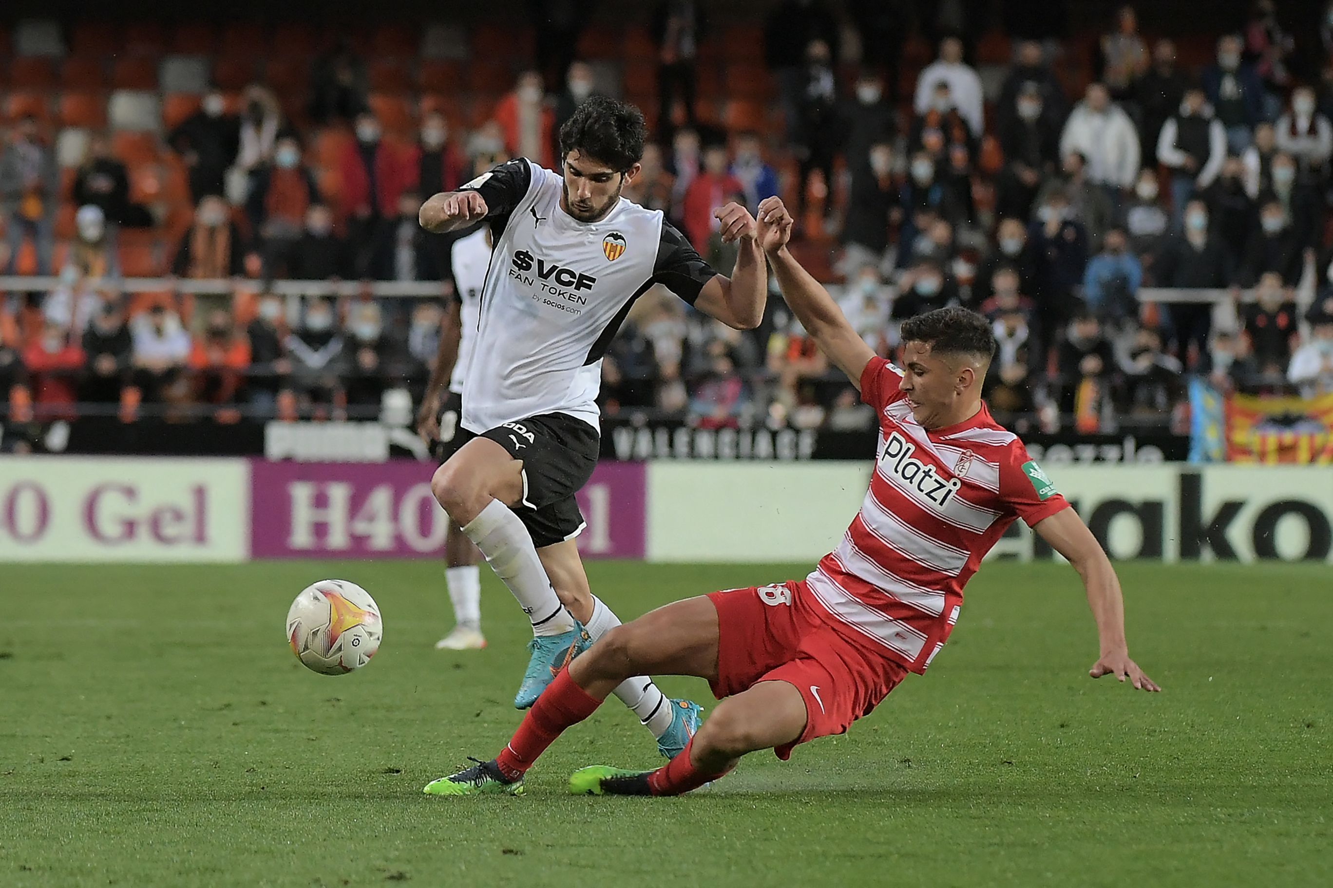 Luis Milla pugna por un babón aéreo.