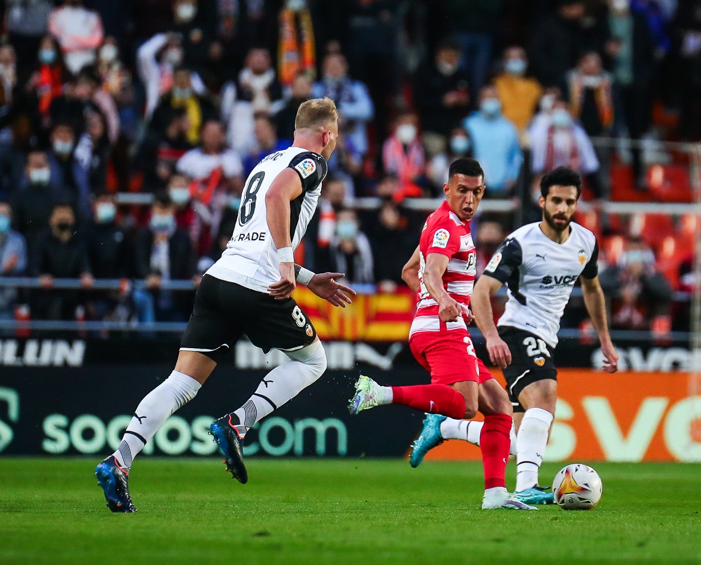 Luis Milla pugna por un babón aéreo.