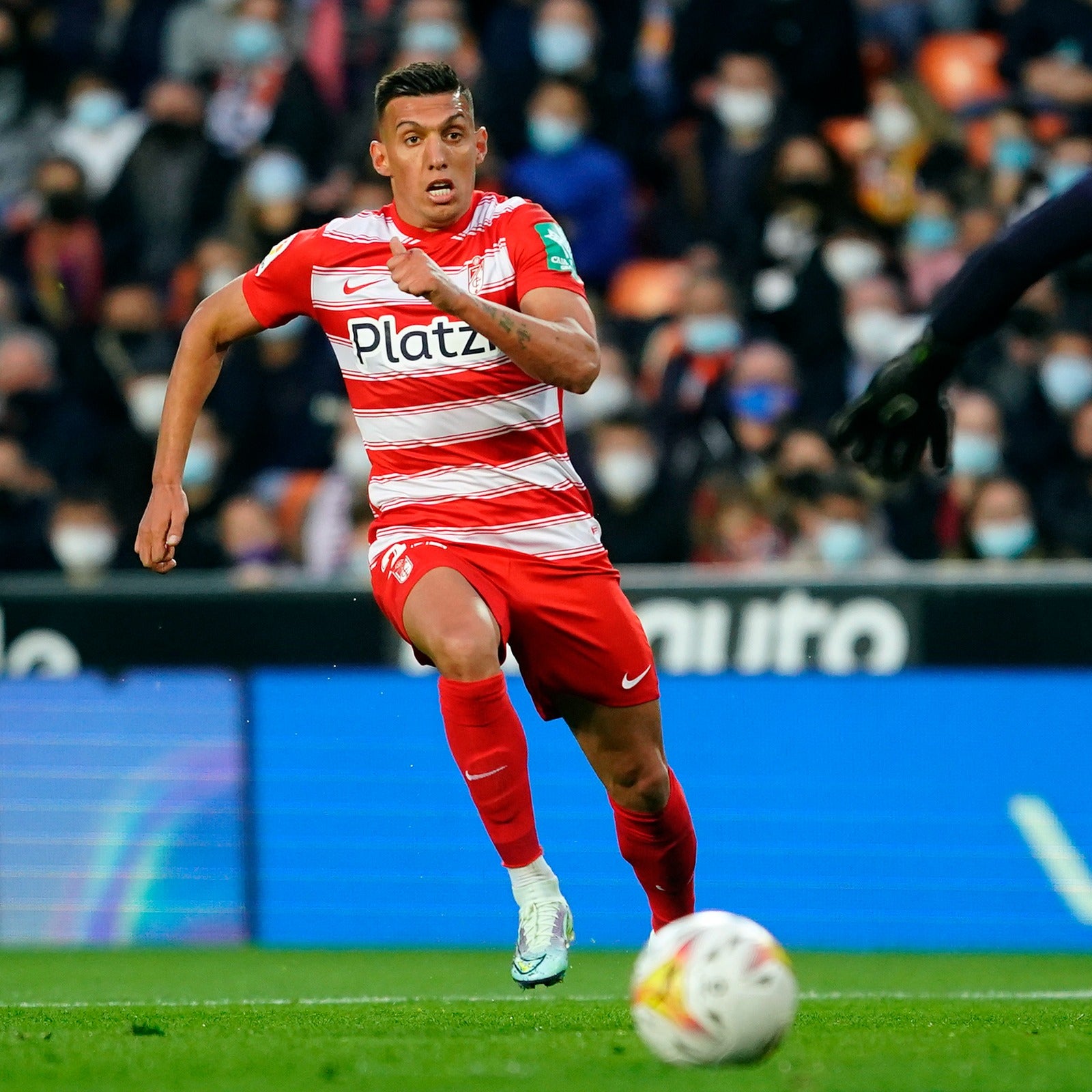 Luis Milla pugna por un babón aéreo.