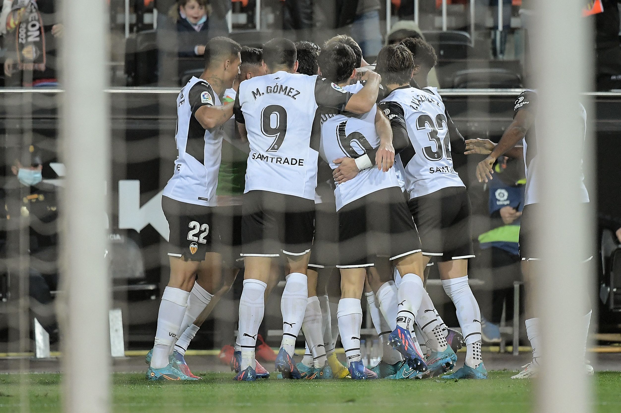 Luis Milla pugna por un babón aéreo.