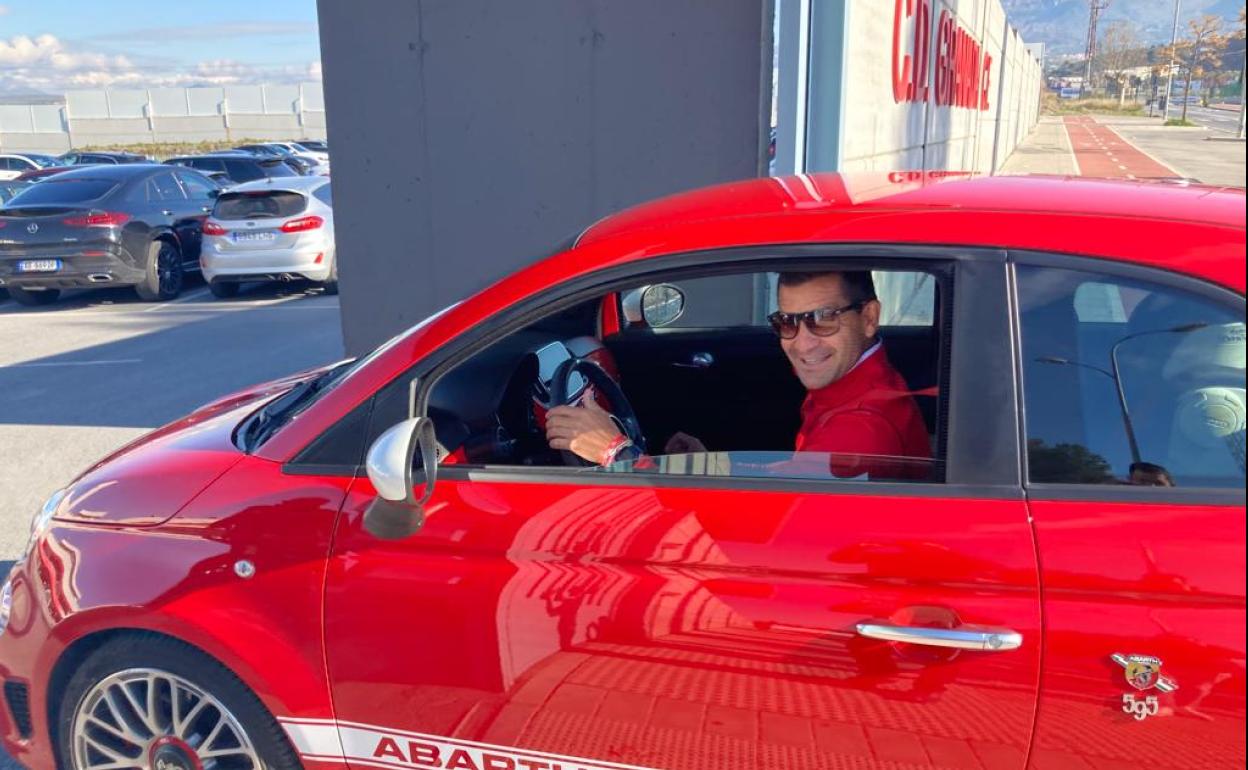 Rubén Torrecilla entrando esta mañana en la Ciudad Deportiva del Granada.