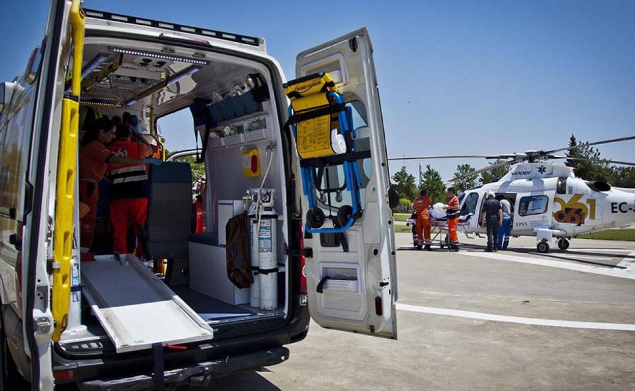 Ambulancia y helicóptero del 061.