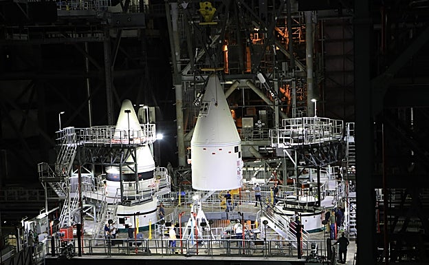 Operarios, ensamblando el cohete SLS en Cabo Cañaveral (Florida). 