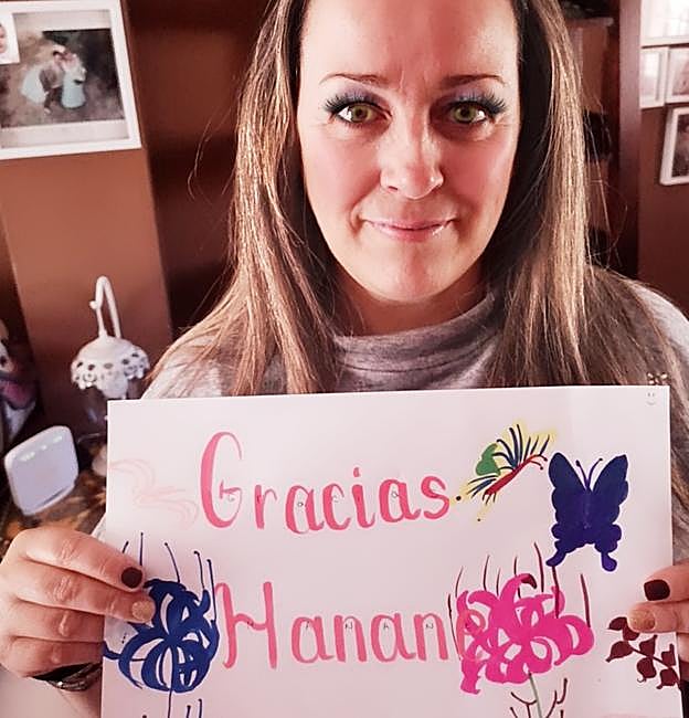 Margarita con un cartel de agradecimiento a Hanane por devolverle la tarjeta de memoria.