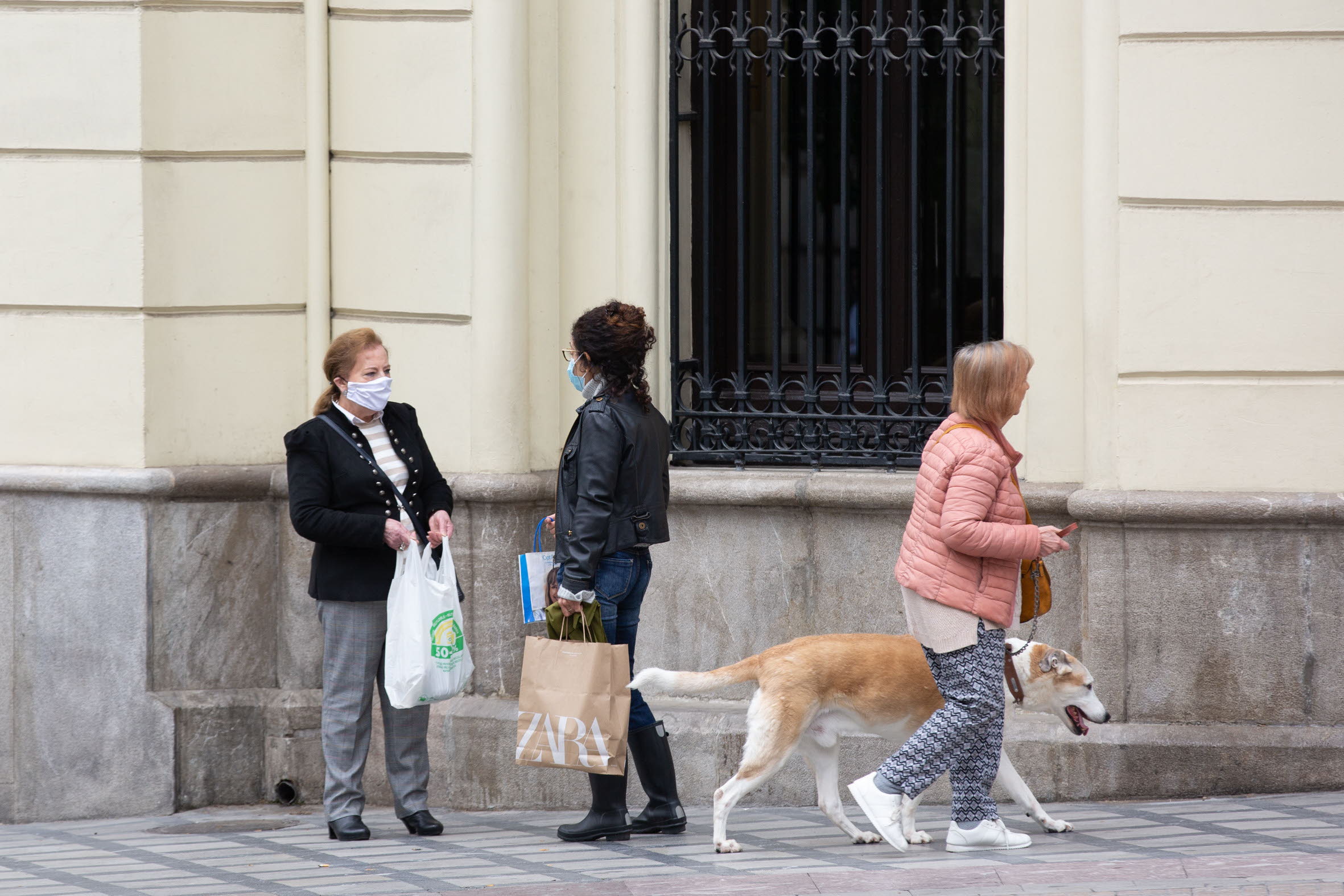 Gente paseando en Andalucía.